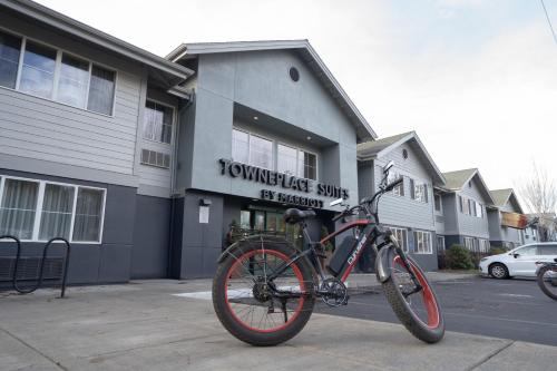 Катание на велосипеде по территории TownePlace Suites Old Mill District, Bend Near Mt Bachelor или окрестностям