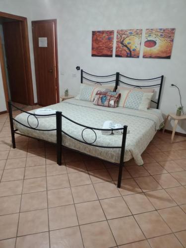 a bedroom with a large bed with aokedokedoked sqor at le lanterne in Foligno