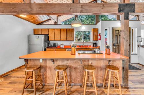 Køkken eller tekøkken på Carnelian Bay Retreat with Deck & Bonus Room