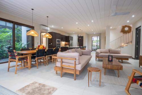 una sala de estar con un sofá y una mesa en Villa Dunama, en Tamarindo