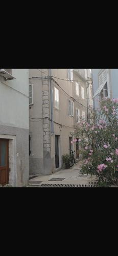 Το κτήριο όπου στεγάζεται  το διαμέρισμα