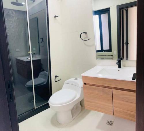 un bagno con wc, lavandino e doccia di Mono ambiente en Equipetrol - Edificio La Foret a Santa Cruz de la Sierra