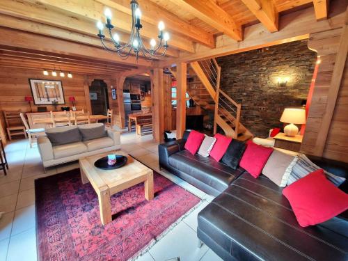 Photo de la galerie de l'établissement Chalet d'exception: 5 chambres, 14 pers, proche pistes, WiFi, cheminée - FR-1-265-370, à Modane