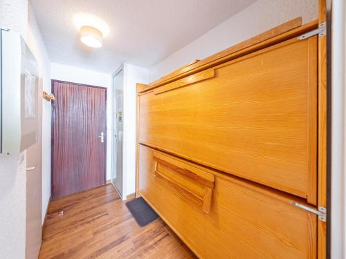 - une grande porte en bois dans une chambre avec couloir dans l'établissement Studio confortable 4 pers, proche pistes, casier à skis - FR-1-807-91, à Saint-François-Longchamp