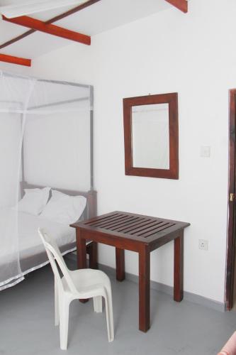 Una cama o camas en una habitación de Shehara Sun Surf Lodge