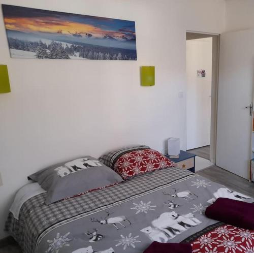 - une chambre avec un lit recouvert de neige dans l'établissement Maison à 5 min des pistes, à La Cabanasse