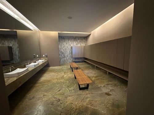 a bathroom with two sinks and a row of benches at Departamento totalmente nuevo en la Isla Residence Acapulco in Acapulco