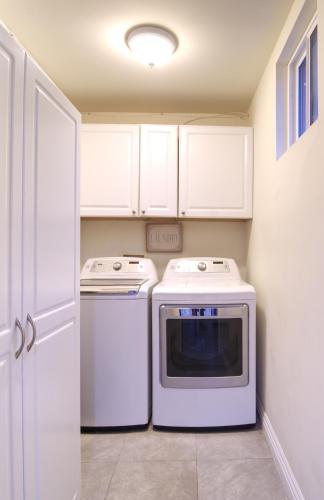 Stylish 3BR, 2BA Home , Sleeps 8 - King Bed, Firepit, Near Universal, SoFi photo 32