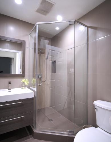 Stylish 3BR, 2BA Home , Sleeps 8 - King Bed, Firepit, Near Universal, SoFi photo 36