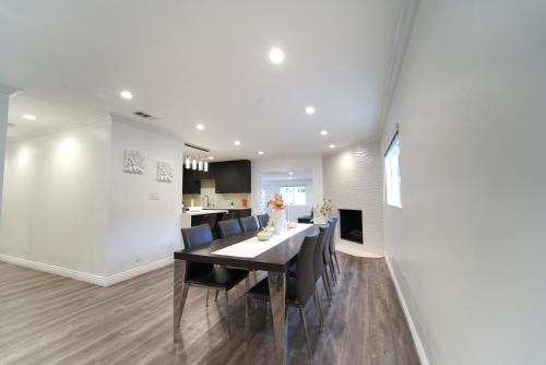 Stylish 3BR, 2BA Home , Sleeps 8 - King Bed, Firepit, Near Universal, SoFi photo 12
