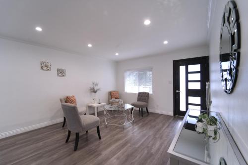 Stylish 3BR, 2BA Home , Sleeps 8 - King Bed, Firepit, Near Universal, SoFi photo 8