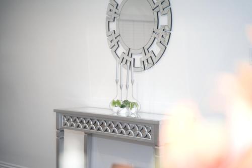 Stylish 3BR, 2BA Home , Sleeps 8 - King Bed, Firepit, Near Universal, SoFi photo 10
