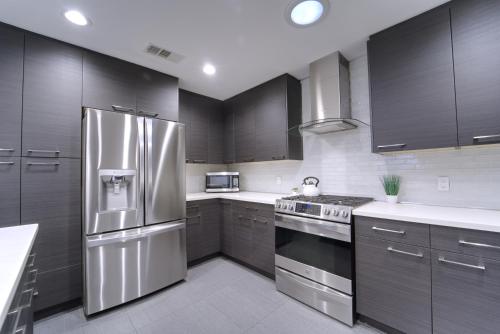 Stylish 3BR, 2BA Home , Sleeps 8 - King Bed, Firepit, Near Universal, SoFi photo 24