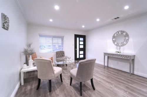 Stylish 3BR, 2BA Home , Sleeps 8 - King Bed, Firepit, Near Universal, SoFi photo 9
