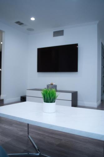Stylish 3BR, 2BA Home , Sleeps 8 - King Bed, Firepit, Near Universal, SoFi photo 29