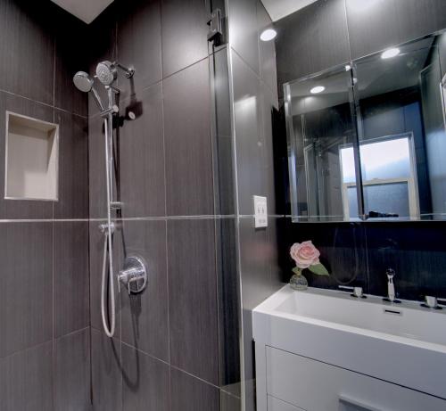 Stylish 3BR, 2BA Home , Sleeps 8 - King Bed, Firepit, Near Universal, SoFi photo 44