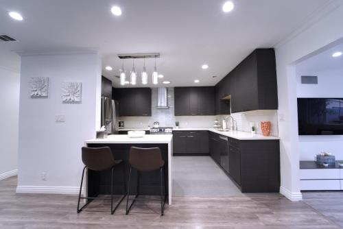 Stylish 3BR, 2BA Home , Sleeps 8 - King Bed, Firepit, Near Universal, SoFi photo 17