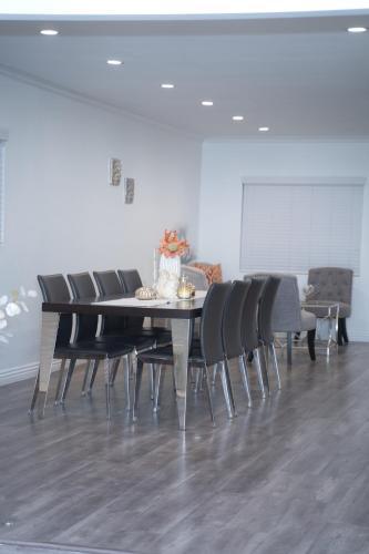 Stylish 3BR, 2BA Home , Sleeps 8 - King Bed, Firepit, Near Universal, SoFi photo 11