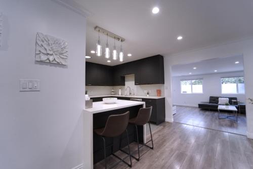 Stylish 3BR, 2BA Home , Sleeps 8 - King Bed, Firepit, Near Universal, SoFi photo 16