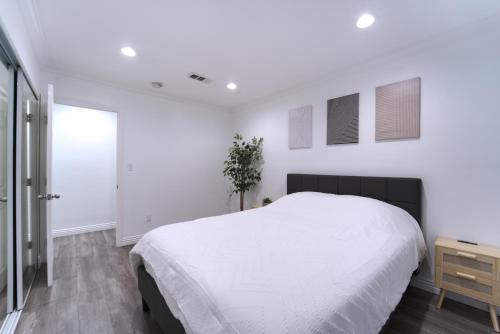 Stylish 3BR, 2BA Home , Sleeps 8 - King Bed, Firepit, Near Universal, SoFi photo 35
