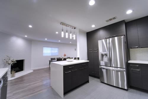 Stylish 3BR, 2BA Home , Sleeps 8 - King Bed, Firepit, Near Universal, SoFi photo 19