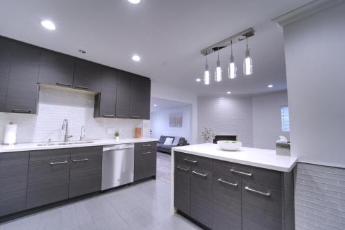 Stylish 3BR, 2BA Home , Sleeps 8 - King Bed, Firepit, Near Universal, SoFi photo 21