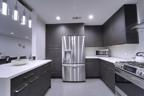 Stylish 3BR, 2BA Home , Sleeps 8 - King Bed, Firepit, Near Universal, SoFi photo 25