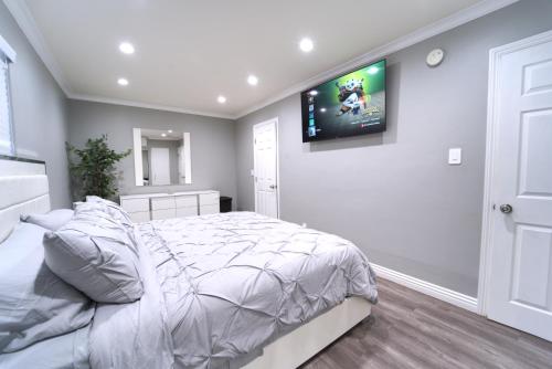 Stylish 3BR, 2BA Home , Sleeps 8 - King Bed, Firepit, Near Universal, SoFi photo 41