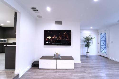 Stylish 3BR, 2BA Home , Sleeps 8 - King Bed, Firepit, Near Universal, SoFi photo 28