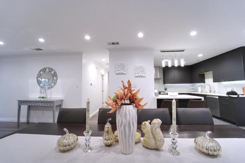 Stylish 3BR, 2BA Home , Sleeps 8 - King Bed, Firepit, Near Universal, SoFi photo 15