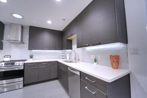 Stylish 3BR, 2BA Home , Sleeps 8 - King Bed, Firepit, Near Universal, SoFi photo 23
