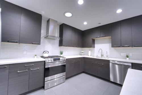 Stylish 3BR, 2BA Home , Sleeps 8 - King Bed, Firepit, Near Universal, SoFi photo 22