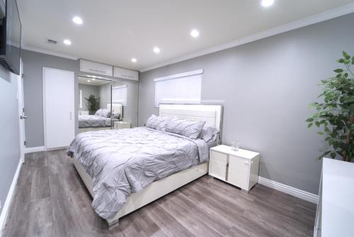 Stylish 3BR, 2BA Home , Sleeps 8 - King Bed, Firepit, Near Universal, SoFi photo 40