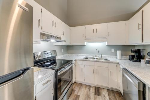 Una cocina o zona de cocina en 8 Mi to Neuse River Cozy Gem in Havelock!