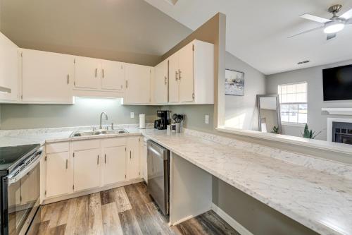 Una cocina o zona de cocina en 8 Mi to Neuse River Cozy Gem in Havelock!