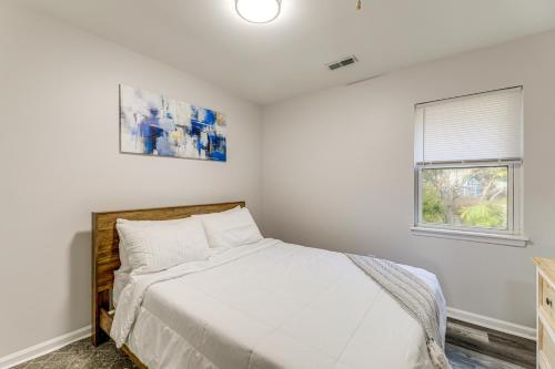Un dormitorio blanco con una cama y una ventana. en 8 Mi to Neuse River Cozy Gem in Havelock!, en Havelock