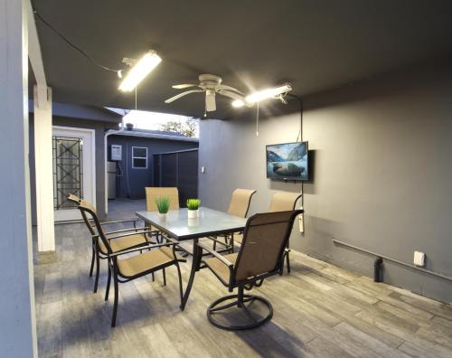 Stylish 3BR, 2BA Home , Sleeps 8 - King Bed, Firepit, Near Universal, SoFi photo 56