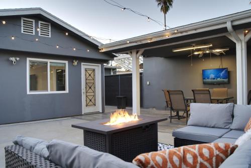 Stylish 3BR, 2BA Home , Sleeps 8 - King Bed, Firepit, Near Universal, SoFi photo 48