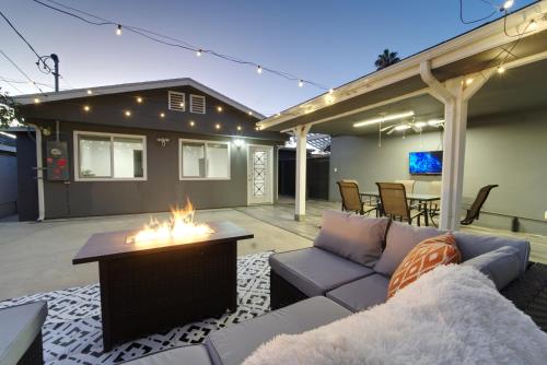 Stylish 3BR, 2BA Home , Sleeps 8 - King Bed, Firepit, Near Universal, SoFi photo 45