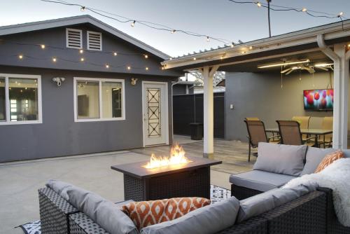 Stylish 3BR, 2BA Home , Sleeps 8 - King Bed, Firepit, Near Universal, SoFi photo 3