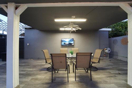 Stylish 3BR, 2BA Home , Sleeps 8 - King Bed, Firepit, Near Universal, SoFi photo 59