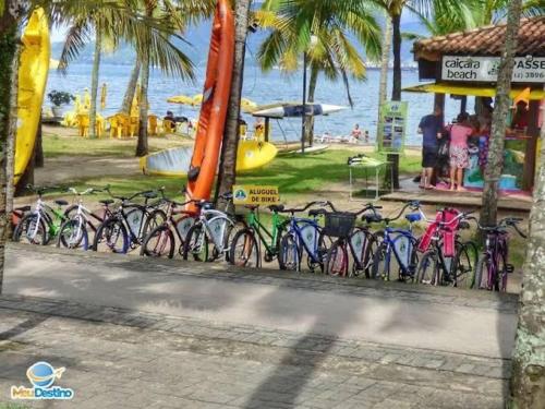 una fila de bicicletas estacionadas junto a la playa en Vilamaruá Chalé próximo da praia do Perequê, en Ilhabela