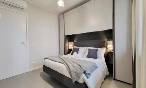a bedroom with a large bed and white cabinets at 14 minuti da Firenze Parcheggio gratuito in Scandicci