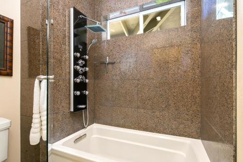 Phòng tắm tại KBM Resorts FREE CAR Halii Kai Ocean view 2-Bedroom Luxury Condo HLI-12A