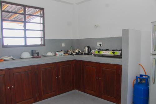Una cocina o cocineta en Shehara Sun Surf Lodge