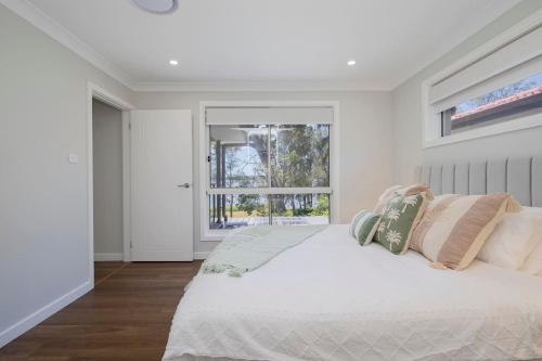 Postel nebo postele na pokoji v ubytování Lake House on Panorama - Refined Waterfront Living