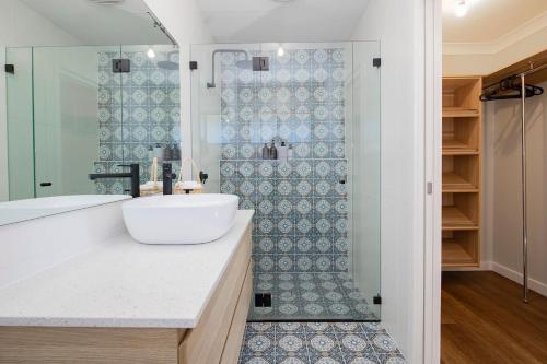 Koupelna v ubytování Lake House on Panorama - Refined Waterfront Living