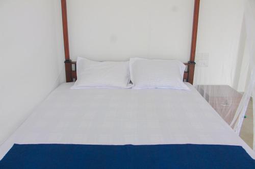 Una cama o camas en una habitación de Shehara Sun Surf Lodge