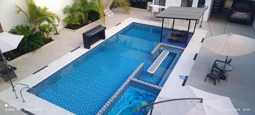an overhead view of a large swimming pool at Villa luna in Carmen de Apicalá