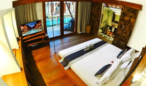 a bedroom with a large bed in a room at Kaleydo Villas in Gili Trawangan
